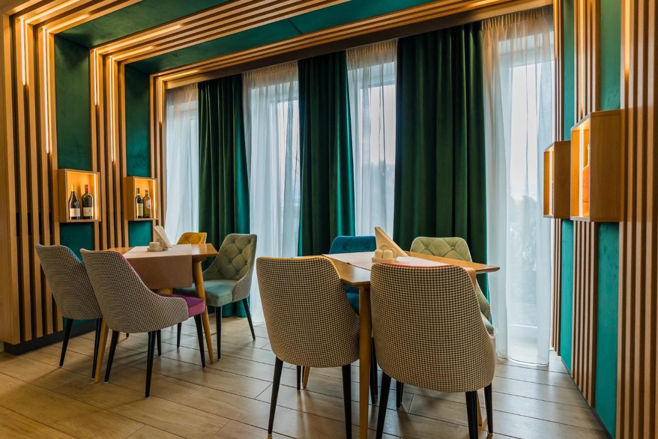 Solay Hotel Oradea Buitenkant foto