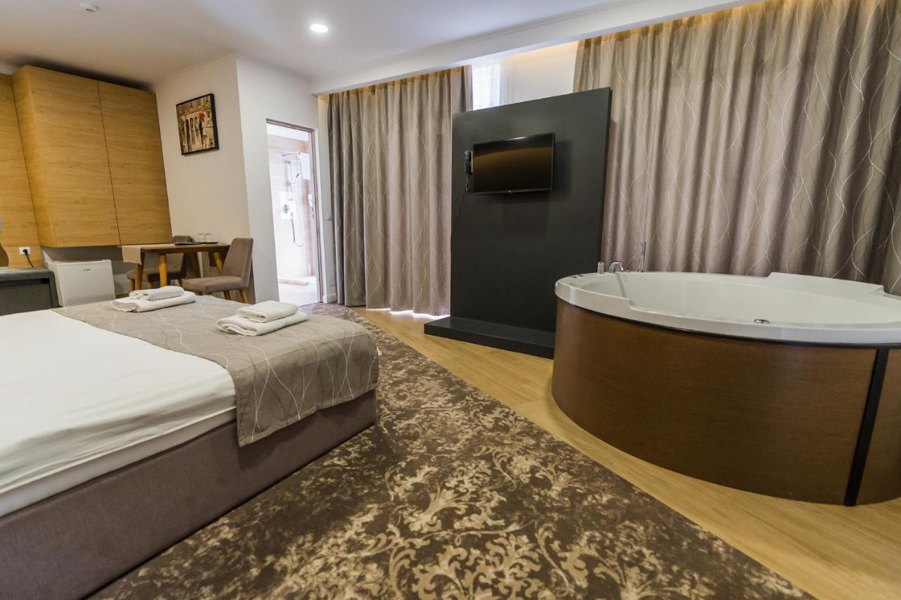 Solay Hotel Oradea Buitenkant foto
